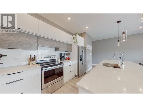 23 Raven Court, Osoyoos, BC - Indoor Photo Showing Kitchen With Double Sink With Upgraded Kitchen