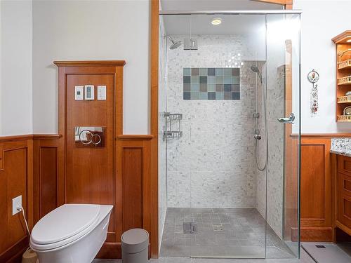 3331 Woodburn Ave, Oak Bay, BC - Indoor Photo Showing Bathroom