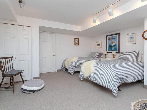 3331 Woodburn Ave, Oak Bay, BC - Indoor Photo Showing Bedroom