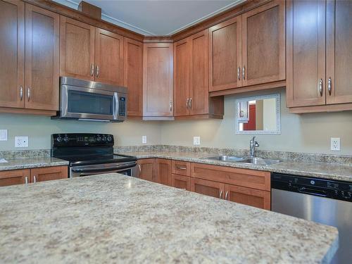 5-4951 Burke Rd, Port Alberni, BC - Indoor Photo Showing Kitchen With Double Sink