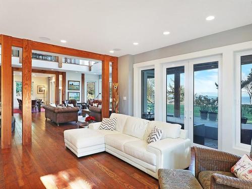 1107 Kye Bay Rd, Comox, BC - Indoor Photo Showing Living Room