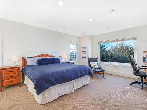 1107 Kye Bay Rd, Comox, BC - Indoor Photo Showing Bedroom