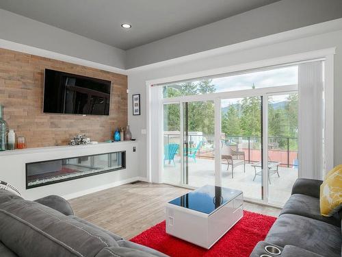 10404 Marina Vista Dr, Port Alberni, BC - Indoor Photo Showing Living Room With Fireplace