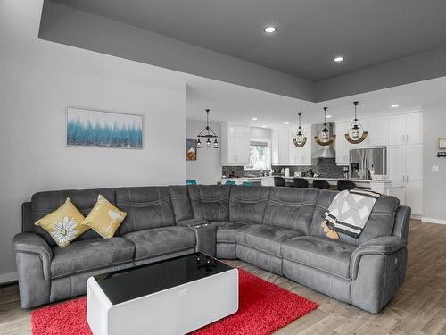 10404 Marina Vista Dr, Port Alberni, BC - Indoor Photo Showing Living Room