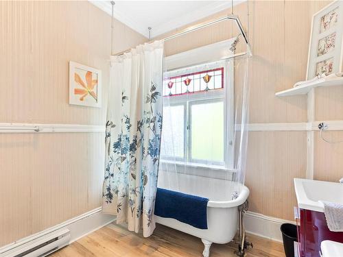 1610 Belmont Ave, Victoria, BC - Indoor Photo Showing Bathroom