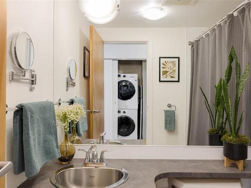 518-409 Swift St, Victoria, BC - Indoor Photo Showing Bathroom