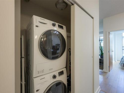 518-409 Swift St, Victoria, BC - Indoor Photo Showing Laundry Room