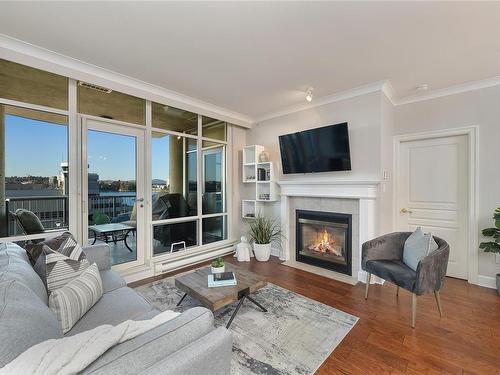 508-21 Dallas Rd, Victoria, BC - Indoor Photo Showing Living Room With Fireplace