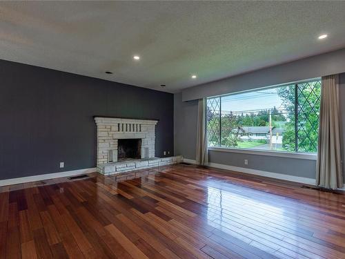 145 Crawford Rd, Campbell River, BC - Indoor Photo Showing Living Room With Fireplace