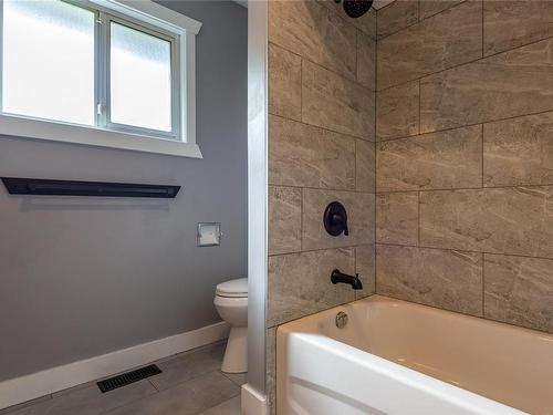 145 Crawford Rd, Campbell River, BC - Indoor Photo Showing Bathroom