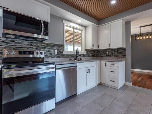 145 Crawford Rd, Campbell River, BC - Indoor Photo Showing Kitchen With Upgraded Kitchen