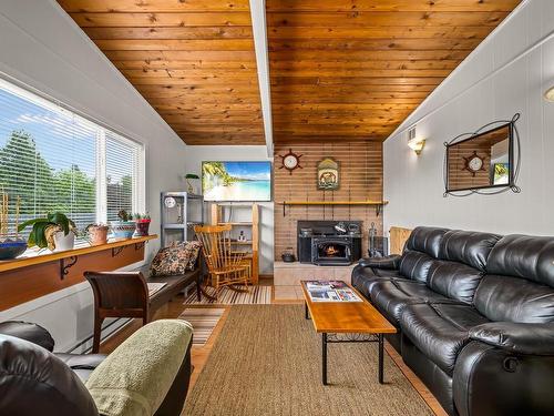 3977 Craig Rd, Campbell River, BC - Indoor Photo Showing Living Room With Fireplace