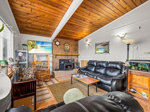 3977 Craig Rd, Campbell River, BC - Indoor Photo Showing Living Room With Fireplace