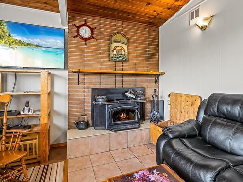 3977 Craig Rd, Campbell River, BC - Indoor With Fireplace