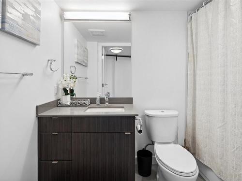413-991 Mckenzie Ave, Saanich, BC - Indoor Photo Showing Bathroom
