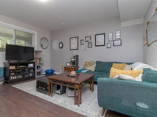 620 Giovando Way, Ladysmith, BC - Indoor Photo Showing Living Room