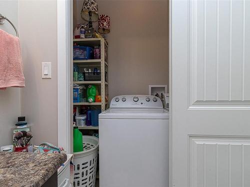 620 Giovando Way, Ladysmith, BC - Indoor Photo Showing Laundry Room
