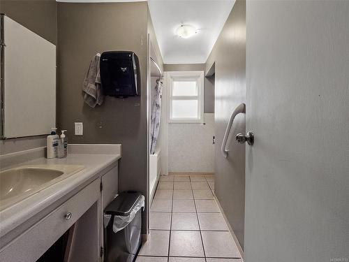 3922 Blenkinsop Rd, Saanich, BC - Indoor Photo Showing Bathroom