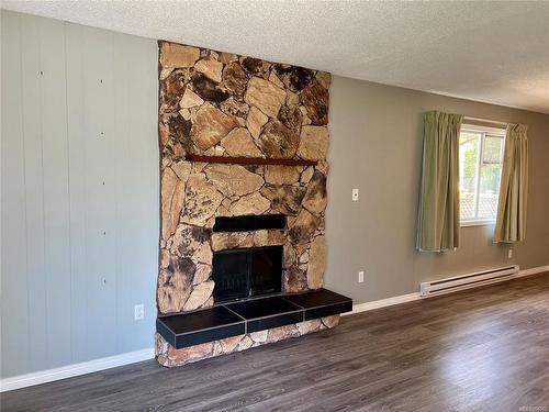 710 Railway Ave, Nanaimo, BC - Indoor Photo Showing Living Room With Fireplace