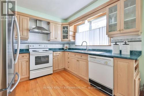 899 Hollowtree Crescent, Mississauga, ON - Indoor Photo Showing Kitchen