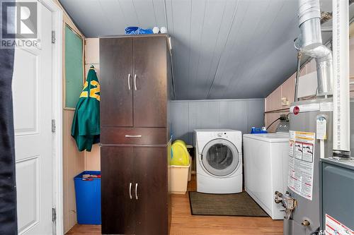 1044 Connaught Avenue, Moose Jaw, SK - Indoor Photo Showing Laundry Room