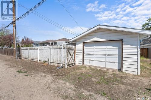 1044 Connaught Avenue, Moose Jaw, SK - Outdoor