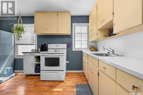 1044 Connaught Avenue, Moose Jaw, SK - Indoor Photo Showing Kitchen