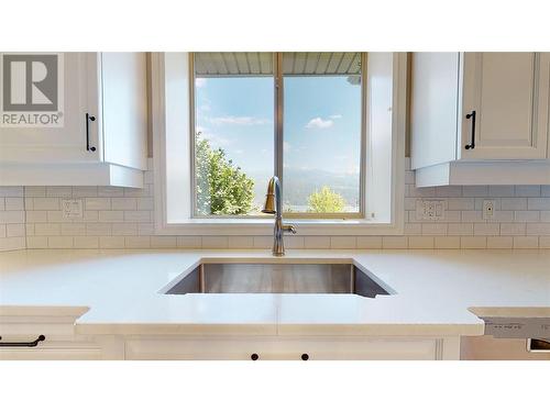 2892 Juniper Crescent, Blind Bay, BC - Indoor Photo Showing Kitchen