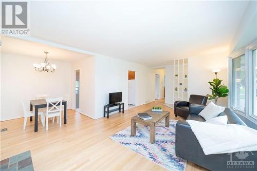 29 Longwood Avenue, Nepean, ON - Indoor Photo Showing Living Room