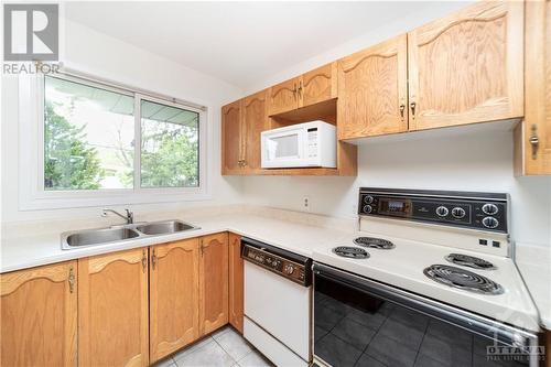 29 Longwood Avenue, Nepean, ON - Indoor Photo Showing Kitchen With Double Sink