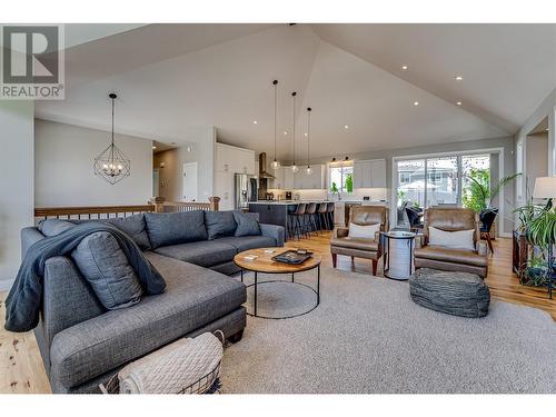 581 Mt. Ida Crescent, Coldstream, BC - Indoor Photo Showing Living Room