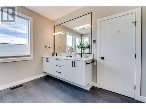581 Mt. Ida Crescent, Coldstream, BC - Indoor Photo Showing Bathroom