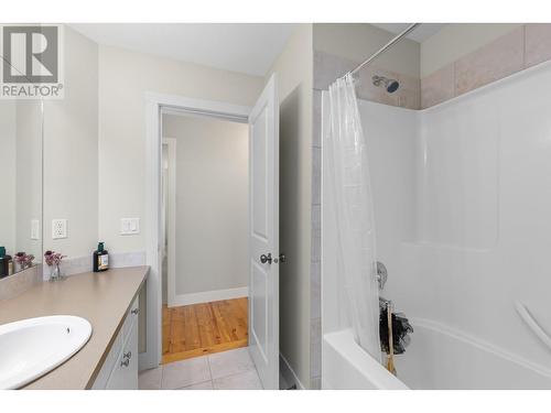 5245 South Ridge Drive, Kelowna, BC - Indoor Photo Showing Bathroom