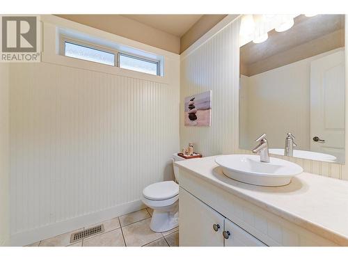 561 Still Pond Lane, Kelowna, BC - Indoor Photo Showing Bathroom