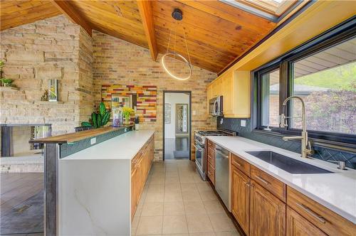 33 Leslie Drive, Stoney Creek, ON - Indoor Photo Showing Kitchen