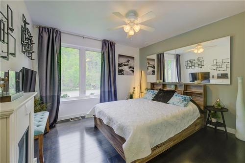 33 Leslie Drive, Stoney Creek, ON - Indoor Photo Showing Bedroom
