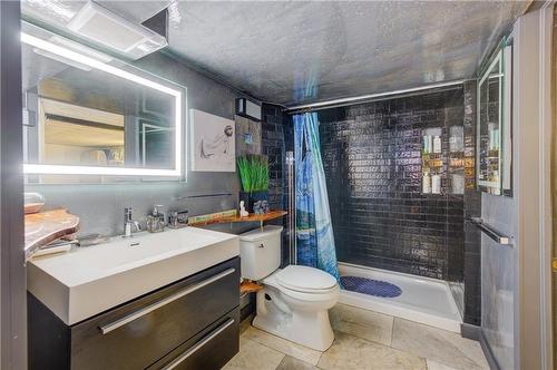 33 Leslie Drive, Stoney Creek, ON - Indoor Photo Showing Bathroom