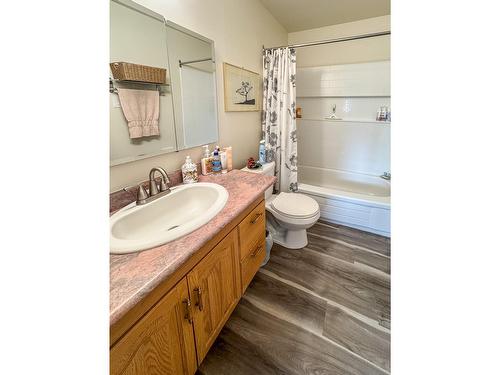 808 13Th Street S, Cranbrook, BC - Indoor Photo Showing Bathroom