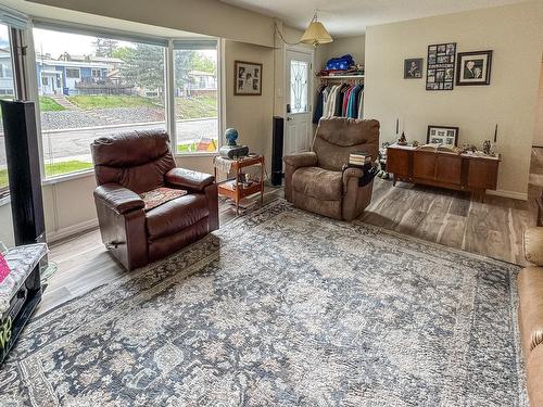 808 13Th Street S, Cranbrook, BC - Indoor Photo Showing Living Room