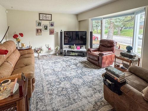 808 13Th Street S, Cranbrook, BC - Indoor Photo Showing Living Room