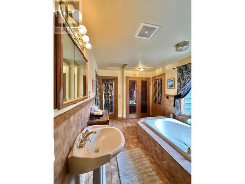 4050 Spokin Lake Road, Williams Lake, BC - Indoor Photo Showing Bathroom