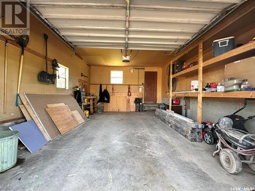 950 Gladstone Street W, Swift Current, SK - Indoor Photo Showing Garage