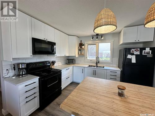 950 Gladstone Street W, Swift Current, SK - Indoor Photo Showing Kitchen With Double Sink