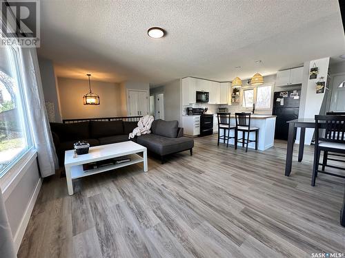 950 Gladstone Street W, Swift Current, SK - Indoor Photo Showing Living Room