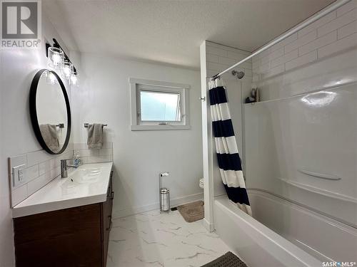 950 Gladstone Street W, Swift Current, SK - Indoor Photo Showing Bathroom
