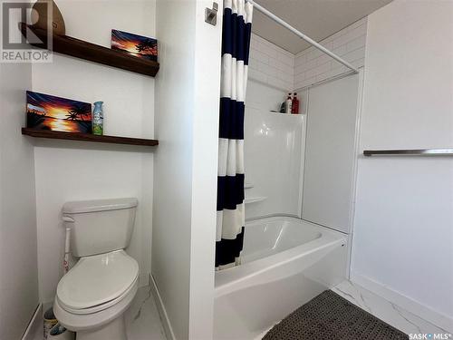 950 Gladstone Street W, Swift Current, SK - Indoor Photo Showing Bathroom