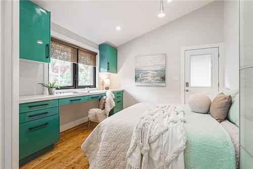 829 Forest Glen Avenue, Burlington, ON - Indoor Photo Showing Bedroom