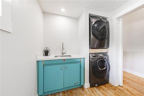 829 Forest Glen Avenue, Burlington, ON - Indoor Photo Showing Laundry Room