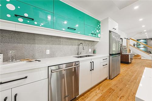829 Forest Glen Avenue, Burlington, ON - Indoor Photo Showing Kitchen With Upgraded Kitchen