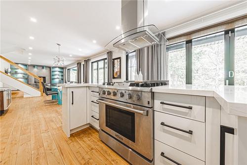 829 Forest Glen Avenue, Burlington, ON - Indoor Photo Showing Kitchen With Upgraded Kitchen